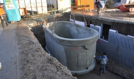 Heat that comes from cold Installation of one of the two 25 cubic-metre cisterns.