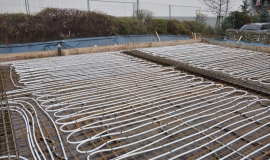 Heizen oder Kühlen: Wasserleitungen der Betonkernaktivierung in der Decke des Gebäudes